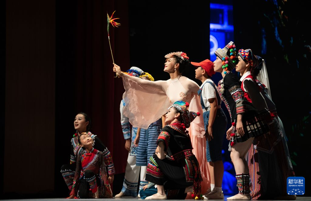 舞台剧《山林童话》在昆明上演