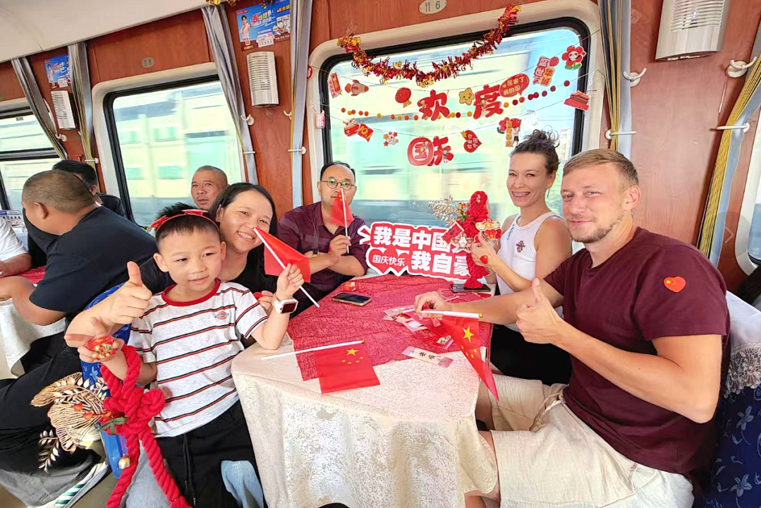 我的铁路风景|列车上、车站里、海峡间,唱响爱国赞歌!