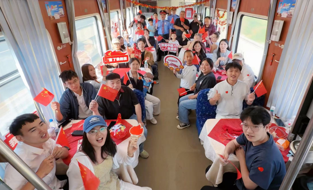我的铁路风景|列车上、车站里、海峡间,唱响爱国赞歌!
