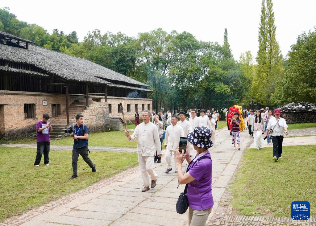 江西景德镇:元代馒头窑复烧点火