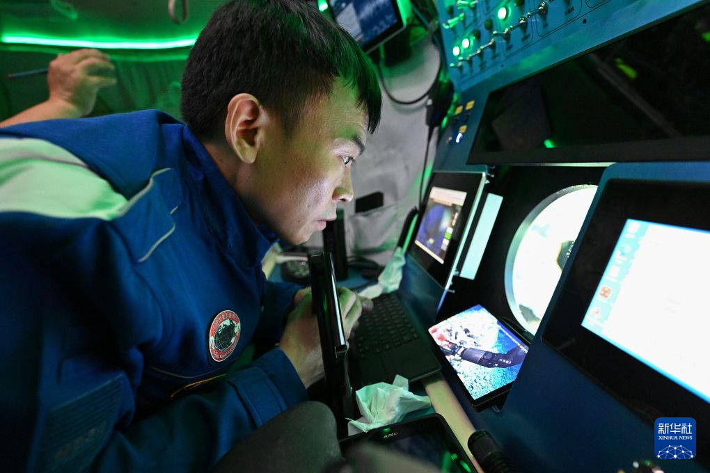 乘“蛟龙”入深海