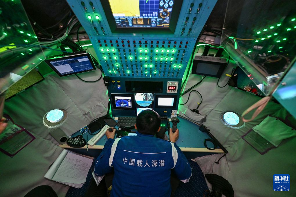 乘“蛟龙”入深海