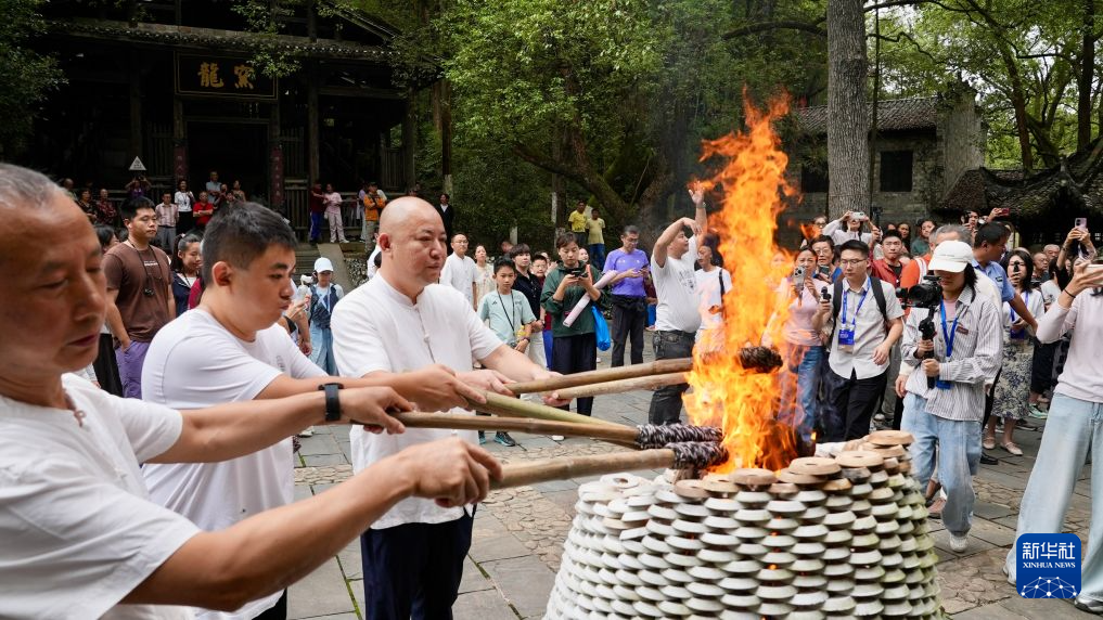 江西景德镇:元代馒头窑复烧点火