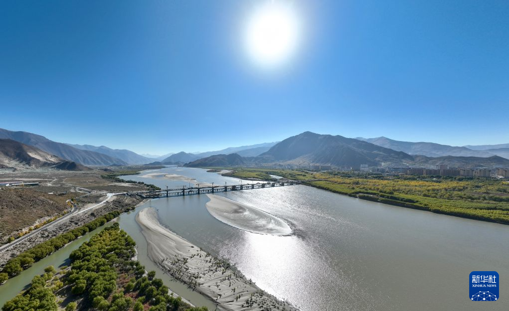 西藏山南萨热路跨江大桥全线合龙