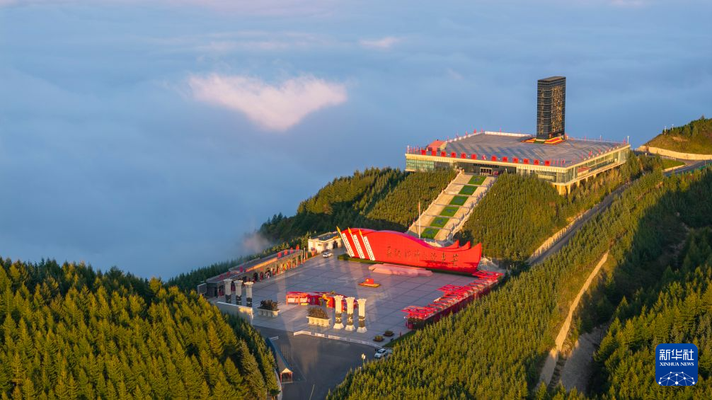 诗词忆长征丨六盘山上高峰,红旗漫卷西风