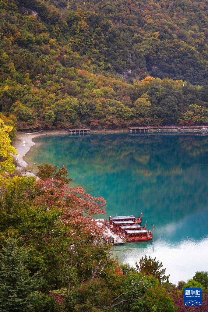 美丽中国丨甘肃文县天池:层林染秋 湖山相映