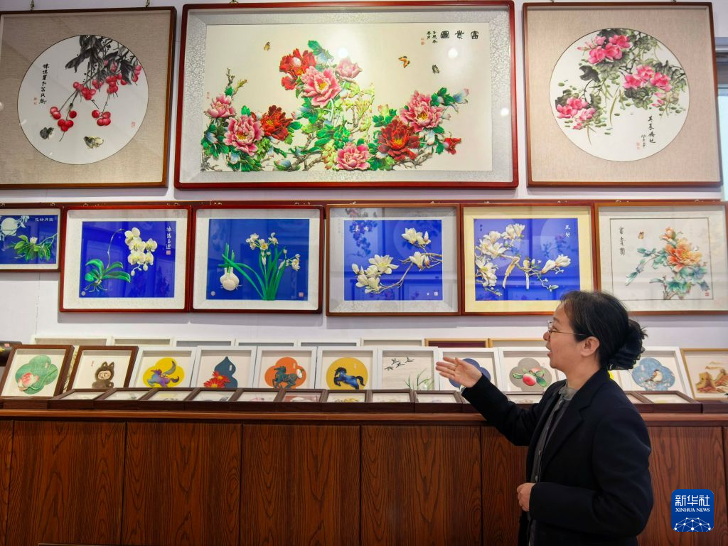 布糊画:丝料堆彩显匠心