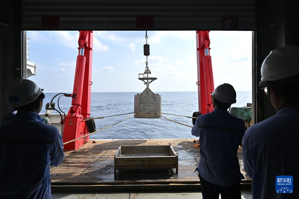 “深海一号”船上繁忙的科考工作