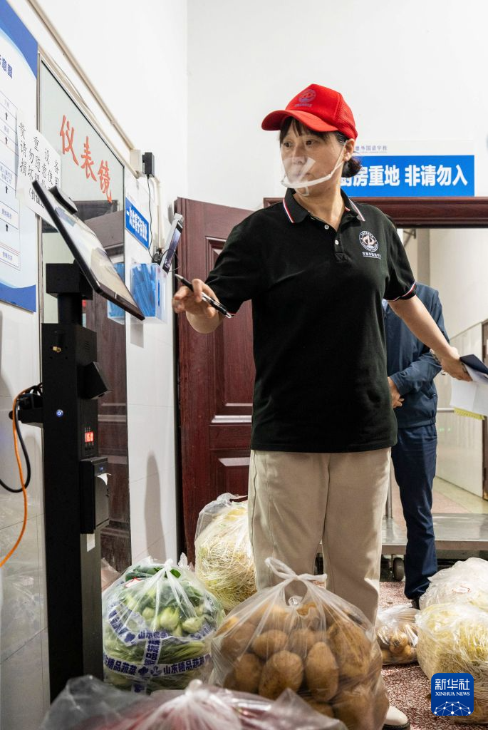 湖南常德:就业带娃两不误 校园餐飘出“妈妈味道”