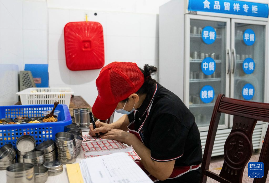 湖南常德:就业带娃两不误 校园餐飘出“妈妈味道”