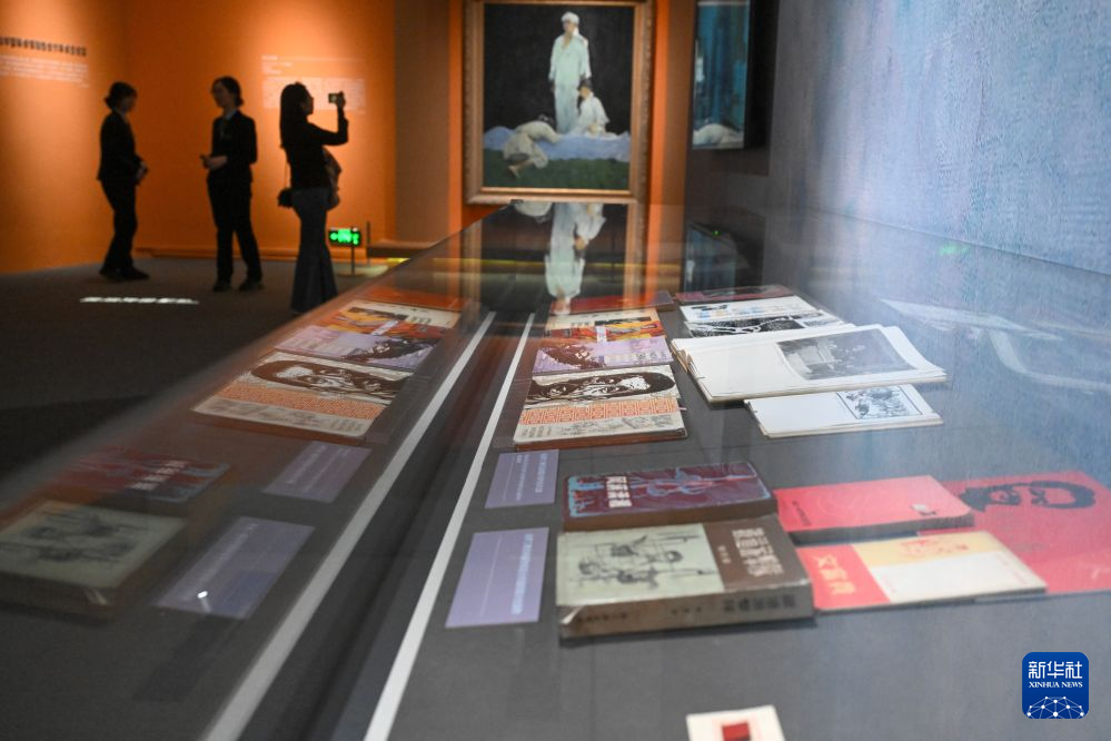 国博举办罗工柳艺术文献展