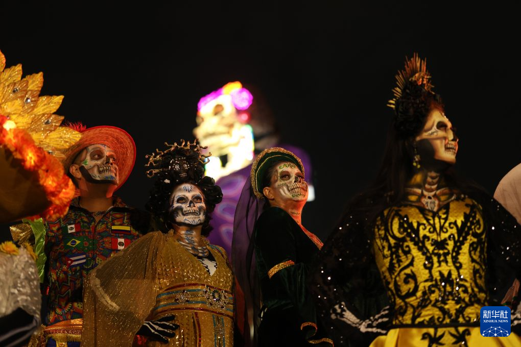 墨西哥城宪法广场大型祭坛迎接亡灵节