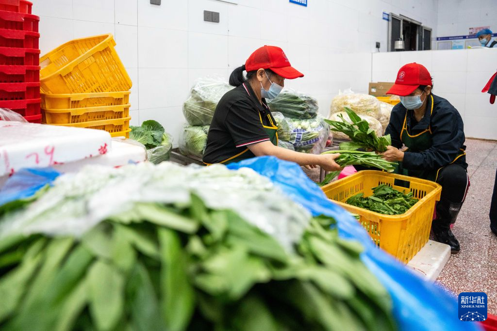 湖南常德:就业带娃两不误 校园餐飘出“妈妈味道”