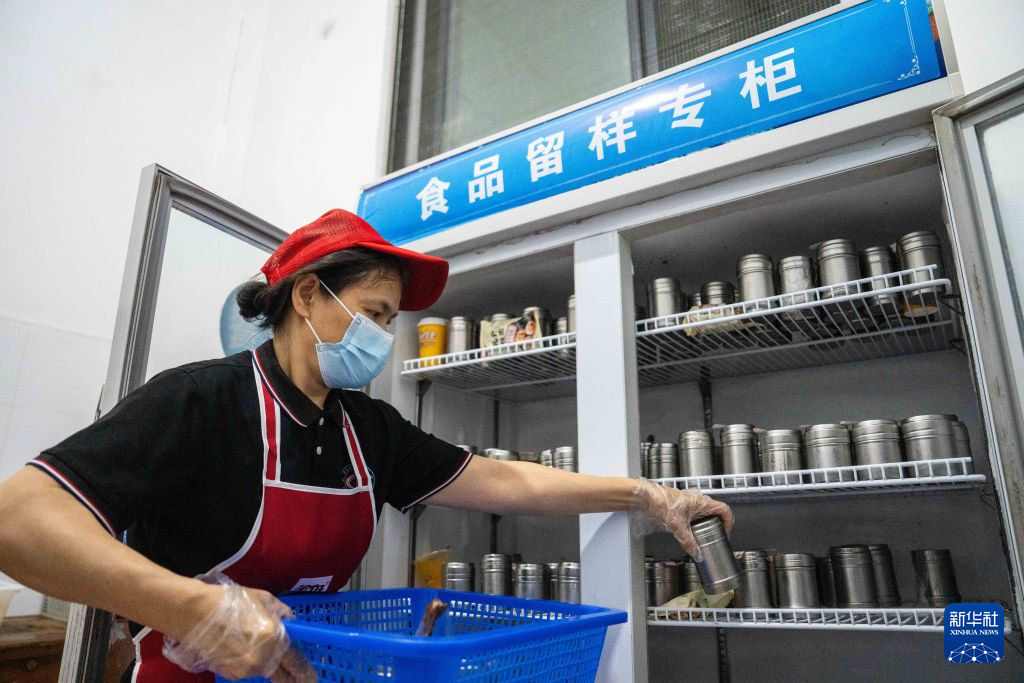 湖南常德:就业带娃两不误 校园餐飘出“妈妈味道”
