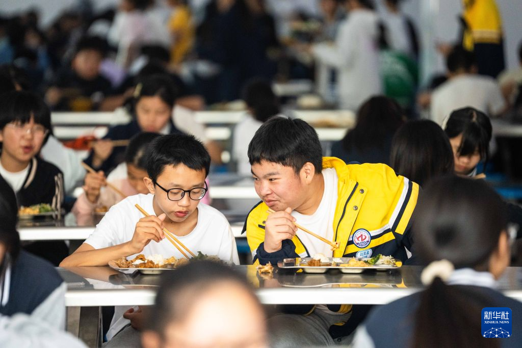 湖南常德:就业带娃两不误 校园餐飘出“妈妈味道”