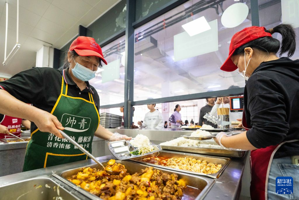 湖南常德:就业带娃两不误 校园餐飘出“妈妈味道”
