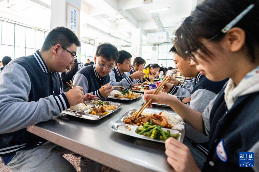 湖南常德:就业带娃两不误 校园餐飘出“妈妈味道”