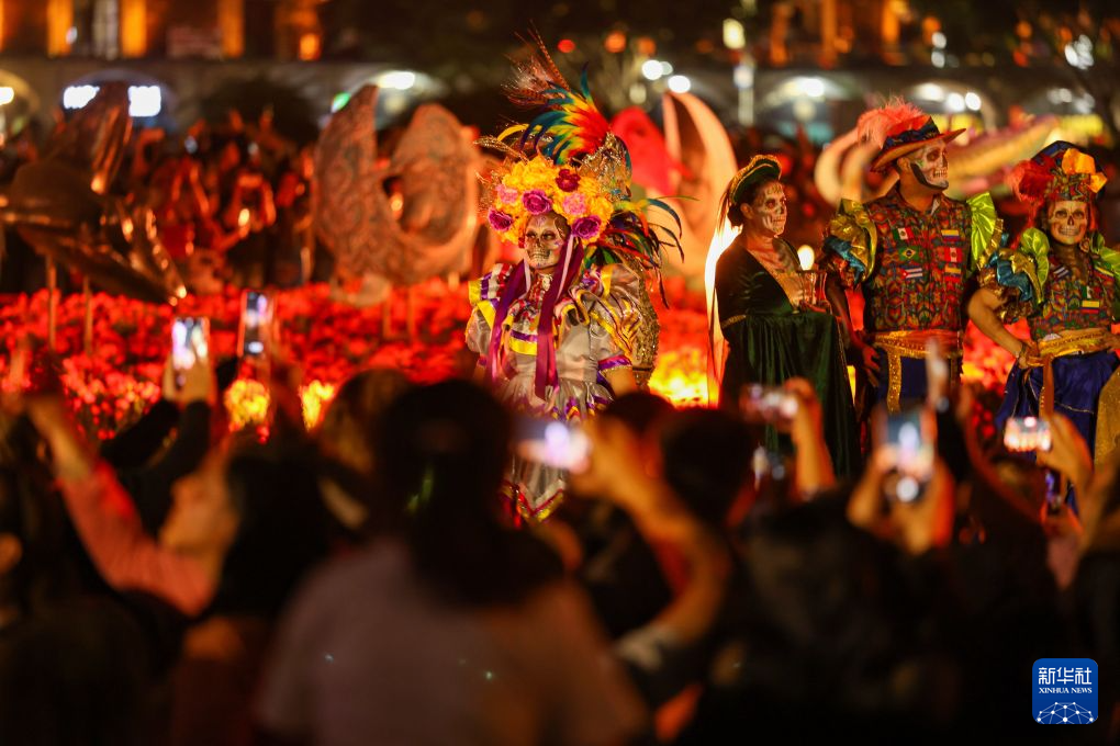 墨西哥城宪法广场大型祭坛迎接亡灵节