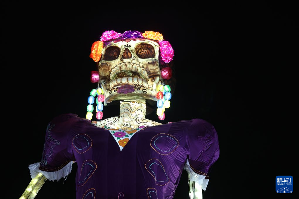 墨西哥城宪法广场大型祭坛迎接亡灵节