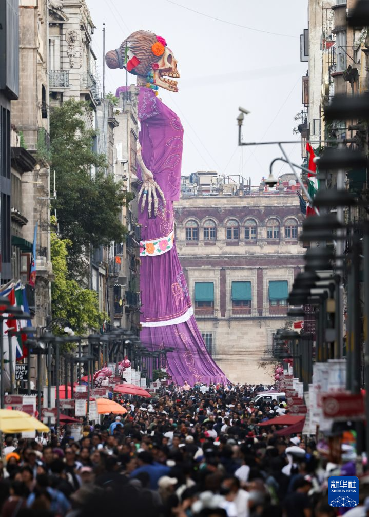 墨西哥城宪法广场大型祭坛迎接亡灵节