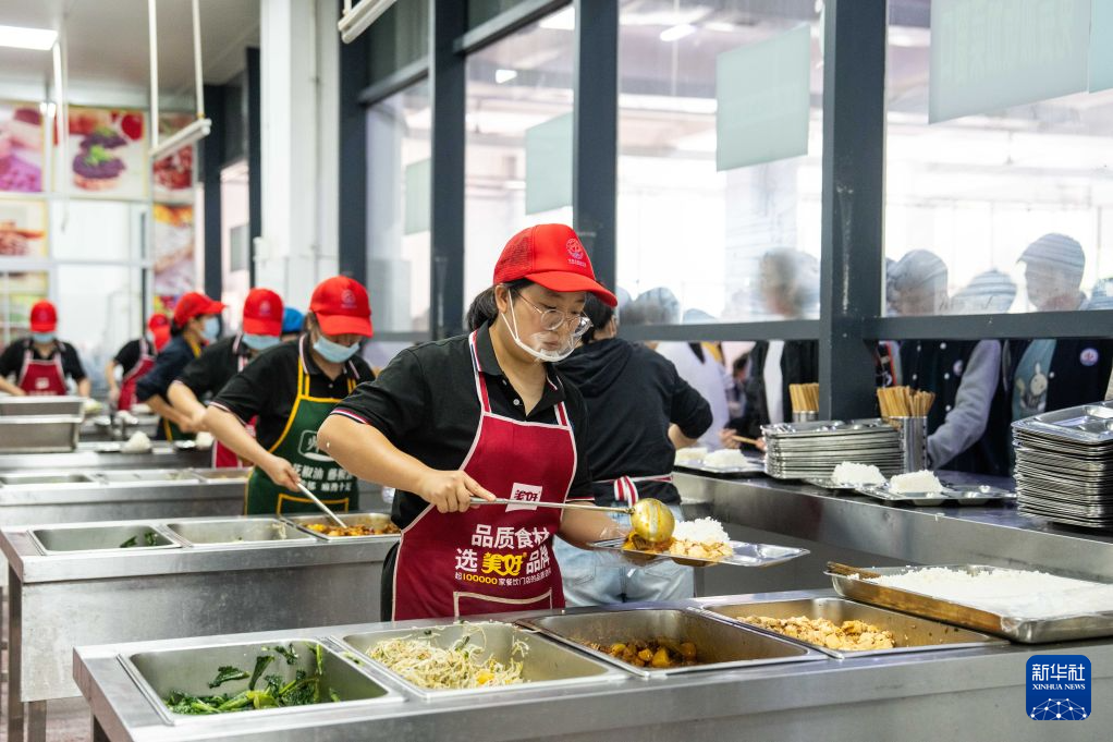 湖南常德:就业带娃两不误 校园餐飘出“妈妈味道”