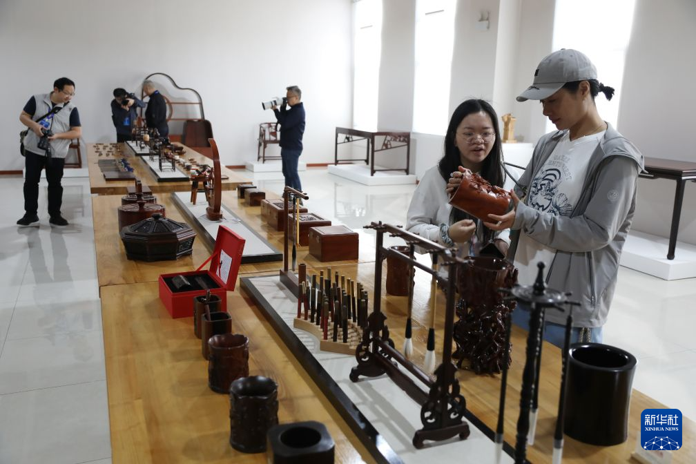 走进江苏常熟东方红木艺术馆